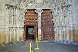 Detalle de la portada de San Vicente de Ávila