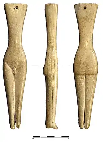 ídolo de marfil hallado en El Malagón (Cúllar), actualmente en el Museo Arqueológico de Granada.