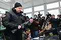 Alto funcionario ucraniano inspeccionando un Galil ACE en el campo de tiro de la Guardia Nacional en Ucrania.