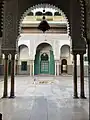 Una vista de uno de los ṣoḥoon enmarcado por un arco.