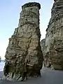 El farallón 'esposa de Lot' en la bahía Marsden, South Shields, al noreste de Inglaterra, Reino Unido, ubicado en la costa del Mar del Norte.