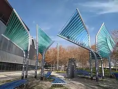 Esculturas detrás del Centro de Convenciones Internacionales