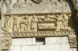 Friso sobre la portada de la iglesia