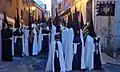 Banderín (cuadrado, a diferencia a los triangulares de las Bandas de Cornetas y Tambores], y primera fila del viento-metal