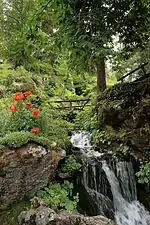 Cascada en el "Jardin botanique alpin La Jaÿsinia"