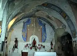 Vista del presbiterio y retablo del altar mayor en la iglesia parroquial de Arroyo Cerezo, Castielfabib (Valencia).