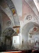 Detalle de capillas del lado de la epístola con púlpito en la iglesia parroquial de Arroyo Cerezo, Castielfabib (Valencia).