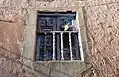 Detalle de ventana-balcón en la fachada de una casa de Tormón (Teruel), muestra de arquitectura vernácula (2017).