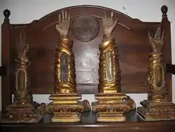 Brazos relicarios