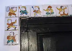 Decorando el cerco de una puerta en el comedor del Castillo de Montsonís.