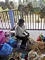 Tejedora de palma en el mercado de San Juan Achiutla, Oaxaca, México.jpg