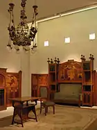 Sofá y panel decorativo de la casa Lleó Morera.