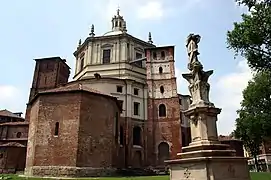 El ábside; a la izqda., capilla de San Hipóolito; delante, monumento barroco a San Lazaro (1728)