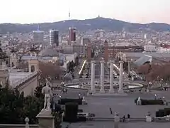 Las cuatro columnas en la actualidad vistas desde el Palacio Nacional de Montjuic.