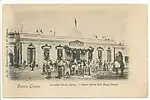 Carta postal de alrededor de 1900. Grupo de personas reunidas enfrente de la estación.