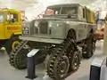 Land Rover Defender equipado con orugas Cuthbertson.