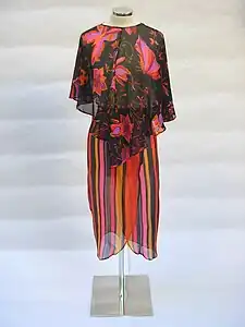 Vestido Insects por Tseklenis (1972, Museo Fundación del Folclore del Peloponeso, Nauplia)