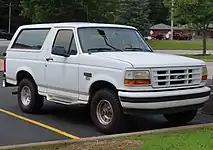 1995 Ford Bronco XLT con paquete deportivo exterior (vista frontal)