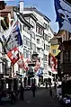 Vista desde Bahnhofstrasse, edificios decorados para Sechseläuten 2015
