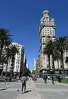 Junto al Palacio Salvo