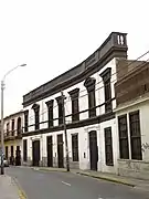 Fachada curva en el 642
