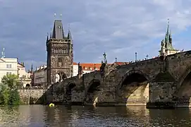 Torre del Puente de Carlos (1357-1402) en Praga, de Petr Parler, una de las mayores y más bellas puertas góticas de Europa.