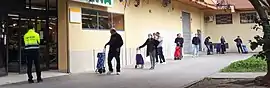 Cola con distancias de seguridad en un supermercado de Valencia