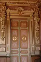 Puerta en el salón principal