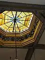 Un cristal en el techo de la sala de rezos.