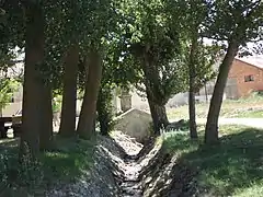Fuente renacentista de San Roque. Se alimenta de manantial y vierte su agua en un regatillo