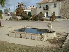 Fuente del Caño a la salida del arco de la muralla llamado Arco del Caño. Es renacentista y se alimenta de manantial