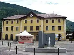 Ferrocarril rético, Estación de Tirano