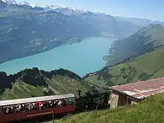 Vista del lago Brienz e Interlaken en el fondo.