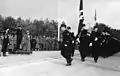 Marcha de miembros de Hirden para ser saludada por Quisling.
