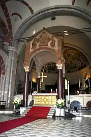 Ciborio de San Ambrosio de Milán (las columnas, del siglo IV, el dosel, posterior (entre el IX y el XII); el altar, firmado por Vuolvino, entre el año 824 y el 860.