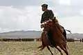 Un soldado mongol actuando durante la ceremonia de apertura del ejercicio Khaan Quest 2013 en el área de entrenamiento de Five Hills en Mongolia, agosto de 2013.