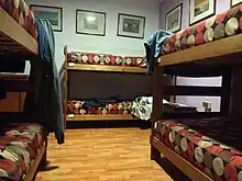 Habitación de un hostal del tipo albergue juvenil, en Santiago de Chile.