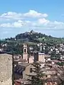La iglesia de Sant'Agostino y al fondo la abadía de Santa Maria del Monte