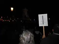 Acróstico "Je suis Charlie" con los nombres de las 12 víctimas.