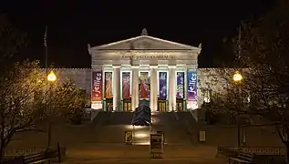 Entrada principal de noche.
