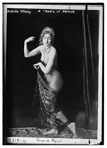 Adorée Villany realizando la Danza de Friné (fotografía tomada hacia 1910).