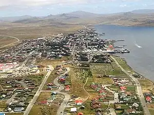 Puerto Argentino con la desembocadura del arroyo de fondo.