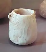Recipiente de alabastro con asas, región de Buqras, 6500 a. C. Museo del Louvre AO 28519.