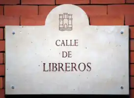 Lápida indicativa de la Calle Libreros de Alcalá de Henares.