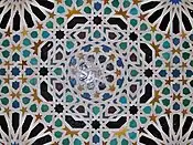 Motivos con estrellas de ocho y dieciséis puntas en azulejos zellige en la Sala del Mexuar en la Alhambra de Granada, España (siglo XIV)