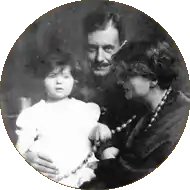 fotografía en blanco y negro. Walter Gropius, en el centro, sostiene a su hija Manon a la izquierda. Su esposa Alma Mahler está a la derecha.