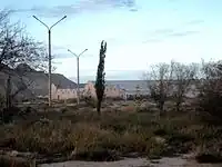 Los almacenes desde el interior de su predio.