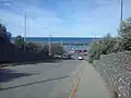 Entrada al barrio, a lo lejos se divisa la Playa Las Roquitas.