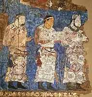 Embajadores de Chaganian (figura central, inscripción del cuello), y Chach (actual Tashkent) ante el rey Varkhuman de Samarcanda. 648-651, murales de Afrasiab, Samarcanda. El delegado de la derecha tiene un diseño de Simurgh en su vestido.