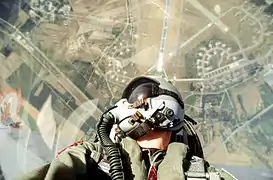 Un piloto realiza maniobras con su aeronave sobre la base (1995)